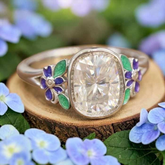 Sample Sale • Sterling Silver • Size 7 • Clear Moissanite Center